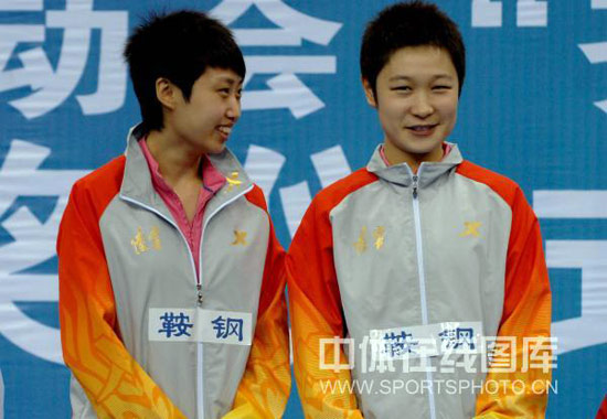 ͼ��-ȫ�˻�ƹ��Ů˫��Ծ/�������ڿ���˭Ц����