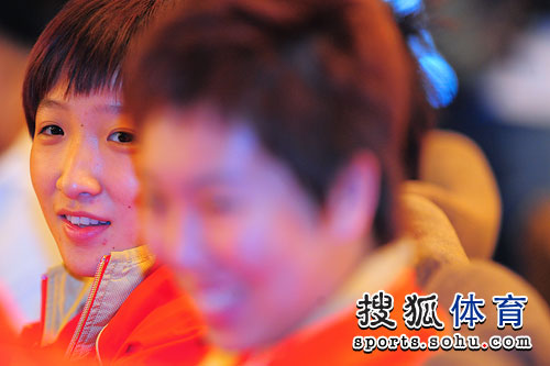 ͼ�ģ�Ůƹ���籭��ǩ�ֳ� ��ʫ��΢΢һЦ