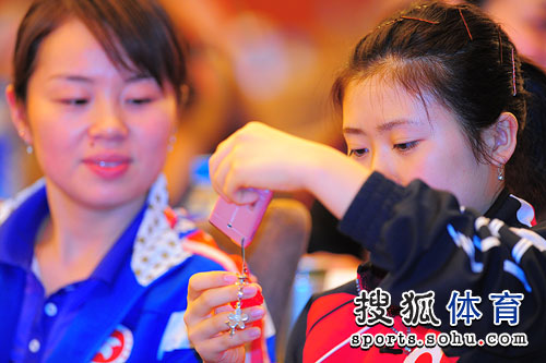 ͼ�ģ�Ůƹ���籭��ǩ�ֳ� ��ԭ���о��ֻ���