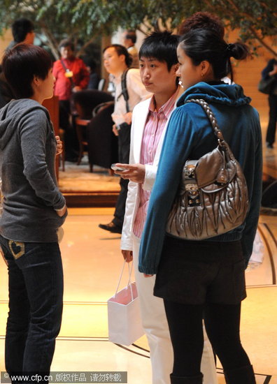 ͼ��-�������ڱ�������Ծ����ƹ��Ů�Ӷ�Ա��ϯ