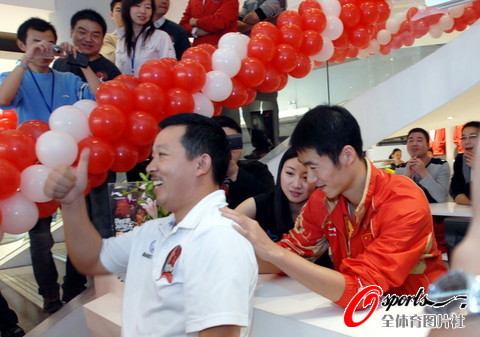 ͼ��-�������人��ϯ��ҵ�Ϊ��������ǩ������