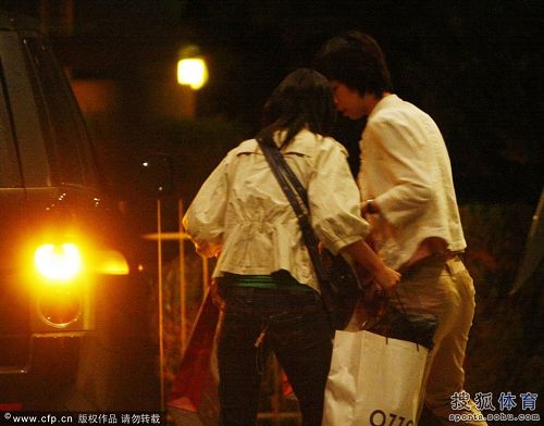 ͼ�ģ���������·��������ҹ�غ�լ Ů������æ