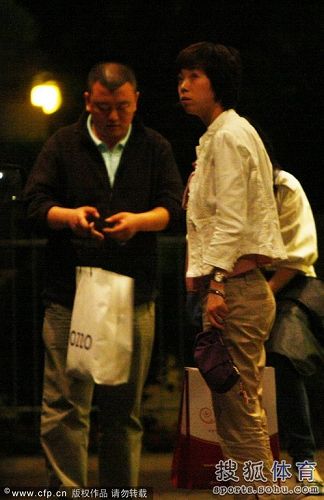 ͼ�ģ���������·��������ҹ�غ�լ ̧ͷ������