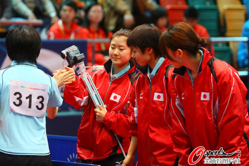 ͼ�ģ��ձ�Ůƹ3-0���� �Ͷ����о���ͷ