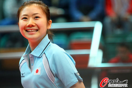 ͼ�ģ��ձ�Ůƹ3-0���� չ¶����Ц��