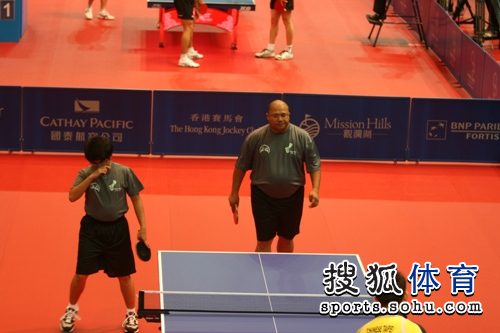 ͼ�ģ��ص�ƹ��������ϡ� һ��һ�ݶԱ�����