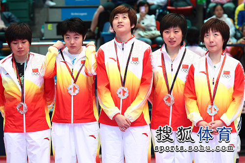 ͼ�ģ�ƹ����Ů�Ű佱�ֳ� �й�СѾ̧ͷ����