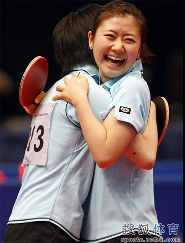 ͼ�ģ�ƹ����Ů˫�ձ���� ��ԭ��������Ц