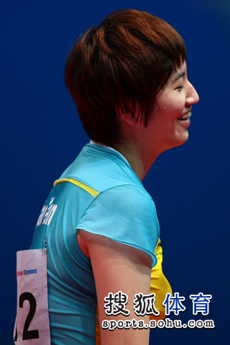 ͼ�ģ������˶���ƹ��Ů������ Ҧ��¶��Ц��