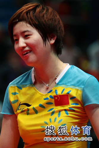 ͼ�ģ������˶���ƹ��Ů������ Ҧ����¶Ц��