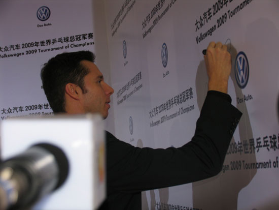 ͼ��-ƹ���ܹھ���ѡ���ߺ�̺��������ǩ��