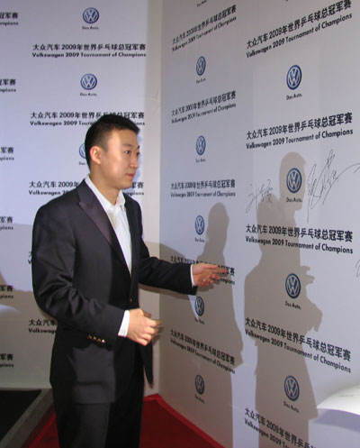 ͼ��-ƹ���ܹھ���ѡ���ߺ�̺����׼��ǩ��