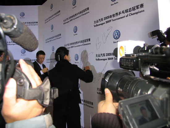 ͼ��-ƹ���ܹھ���ѡ���ߺ�̺�۽���Ƕ�ǩ��