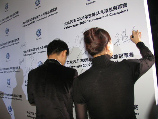 ͼ��-ƹ���ܹھ���ѡ���ߺ�̺�����Ѷ�ǩ��