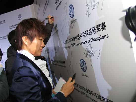 ͼ��-ƹ���ܹھ���ѡ���ߺ�̺���Ͳ���ǩ��