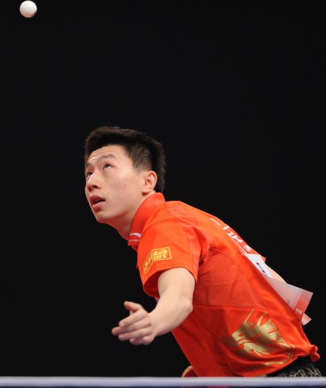 国球大典马龙vs水谷隼 马龙在比赛中发球