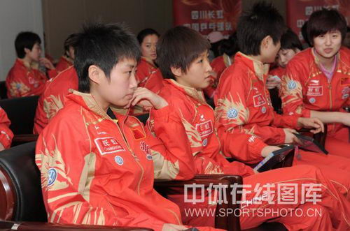 ͼ�ģ���ƹ����������׳����ʽ ��Ծ��Ů�Ӷ�Ա