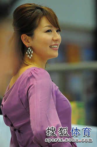 ͼ�ģ���ƹ�����վ��ʻ��� ��Ů��������˲��