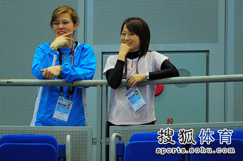 ͼ�ģ���ƹ�����վ��ʻ��� ��Ů�����ע