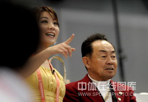 ͼ�ģ���ƹ����Ů���ֳ������羰 ¶����ϲЦ��