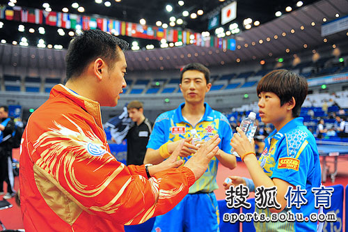 ͼ�ģ���ƹ����ƹ�߶Ի�˫��ս ����Գ���ָ��