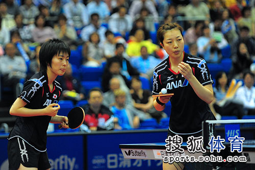 ͼ�ģ�Ů˫�����ձ���ϳ��� ����ǰ������