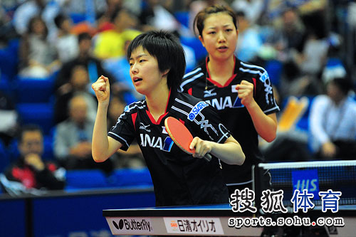 ͼ�ģ�Ů˫�����ձ���ϳ��� ʯ���Ѵ����˷�