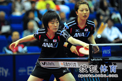 ͼ�ģ�Ů˫�����ձ���ϳ��� ʯ���Ѵ���С��