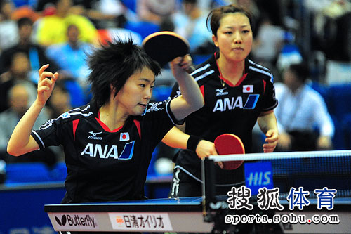 ͼ�ģ�Ů˫�����ձ���ϳ��� ʯ���Ѵ���������