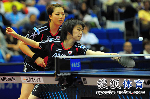 ͼ�ģ�Ů˫�����ձ���ϳ��� ʯ���Ѵ���ǰ����