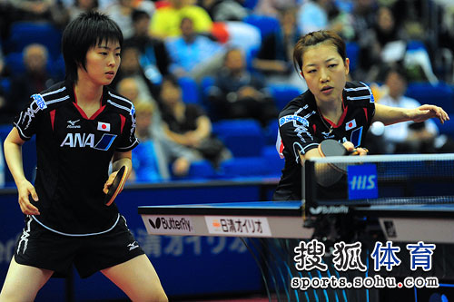 ͼ�ģ�Ů˫�����ձ���ϳ��� �پ������侲����