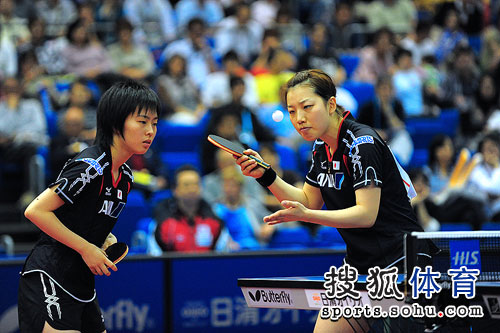 ͼ�ģ�Ů˫�����ձ���ϳ��� �پ����ӷ���