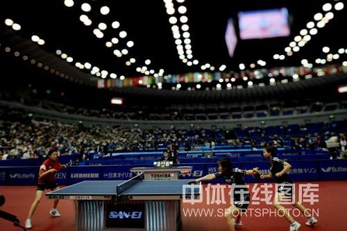 ͼ�ģ���ԭ��Ů˫��ʤ�һ�Ц�� ��̨�ϼ�������