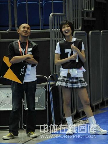 ͼ�ģ���ƹ�������ճ��⻨�� С��Ů���ֻ�Ц��