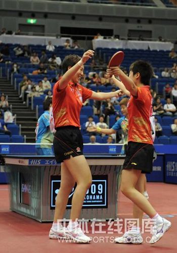 ͼ�ģ���Ծ/����ϼ��Ů˫��� ������΢Цӵ��