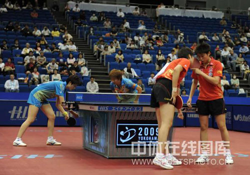 ͼ��-��ƹ��Ů˫����ϼ/��Ծ����ڱ�����ҧ����