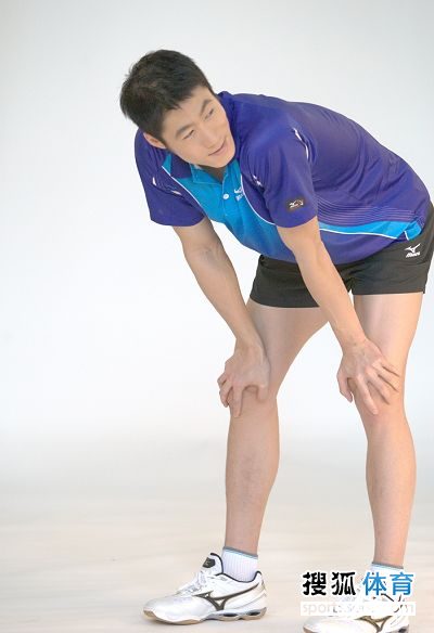 ͼ�ģ���ƹ�Ĺ��ᾢʮ�� ������˫�ַ�ϥ