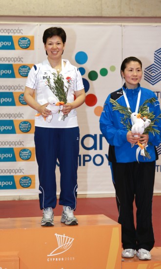 ͼ��-��������ŷ��С���˶���ھ�վ�ڹھ��콱̨