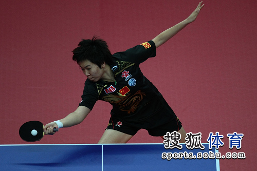 ͼ�ģ���ƹŮ��4-1�������� ����ϼ�ڸ�POSE