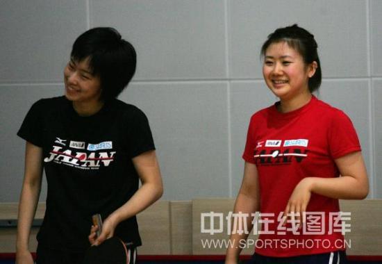 ͼ��-��ԭ����ս�й�ƹ���򹫿���˫�Ƕ�������Ů