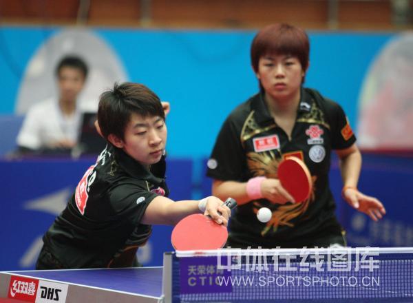 ͼ��-�й�ƹ���򹫿���Ů˫������ǰ���ݾ�׼����