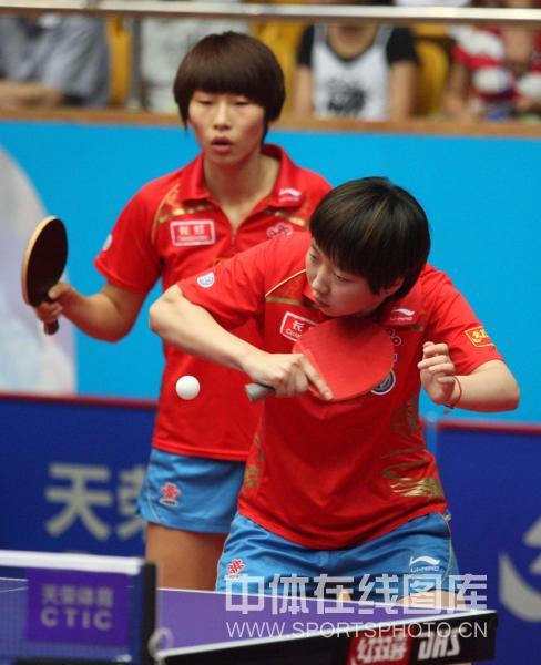 ͼ��-�й�ƹ���򹫿���Ů˫��������������ݲ���