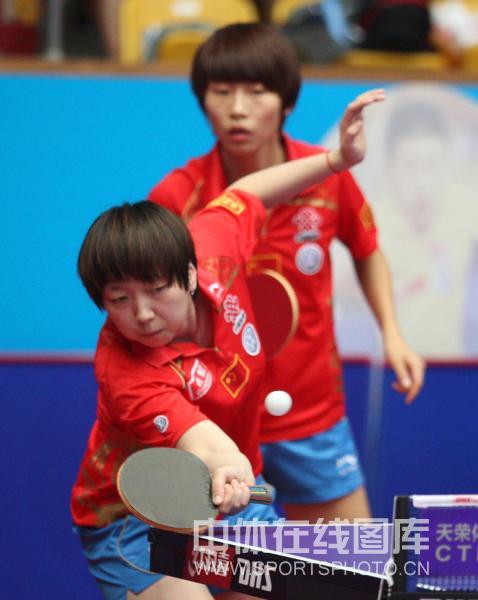 ͼ��-�й�ƹ���򹫿���Ů˫����רע���ص�ˮ��©