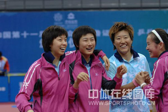 ͼ��-ȫ�˻�ƹ���򱱾�Ů�������ڱ�������ף������