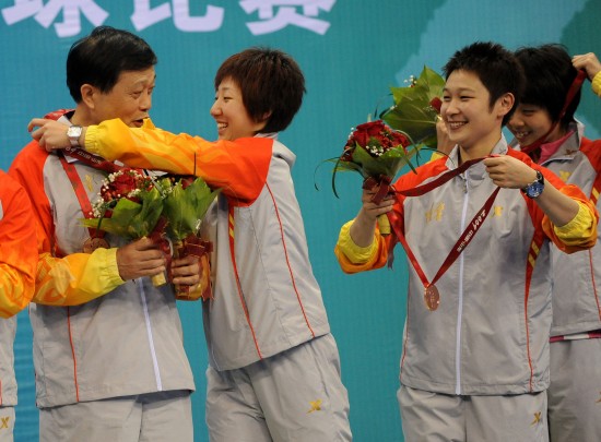 ͼ��-ȫ�˻�ƹ����Ů�������񼾾���Ա��л����