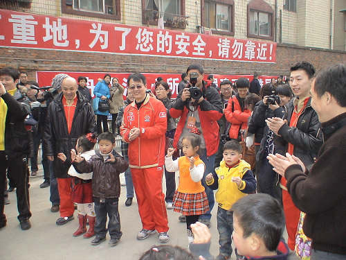 ͼ�ģ�ƹ��������Сѧ������ �⾴ƽЦ�Ծ�ͷ