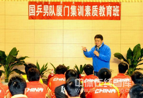 ͼ��-��ƹ�жӼ�ѵ����ѵ���࿪���ű������ɫ