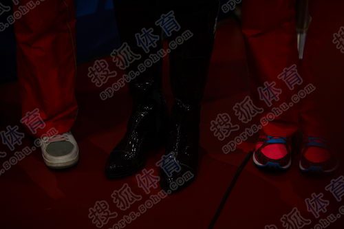 ͼ�ģ���������ϯ������̸���� ���ź�ɫ��ѥ