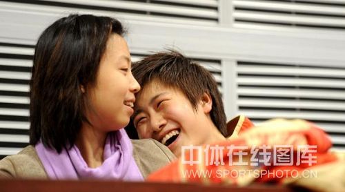 ͼ�ģ��������ʹ�Ů�ӽ��� ����Ц�úϲ�£��