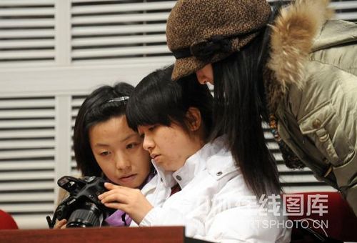 ͼ�ģ��������ʹ�Ů�ӽ��� �����������